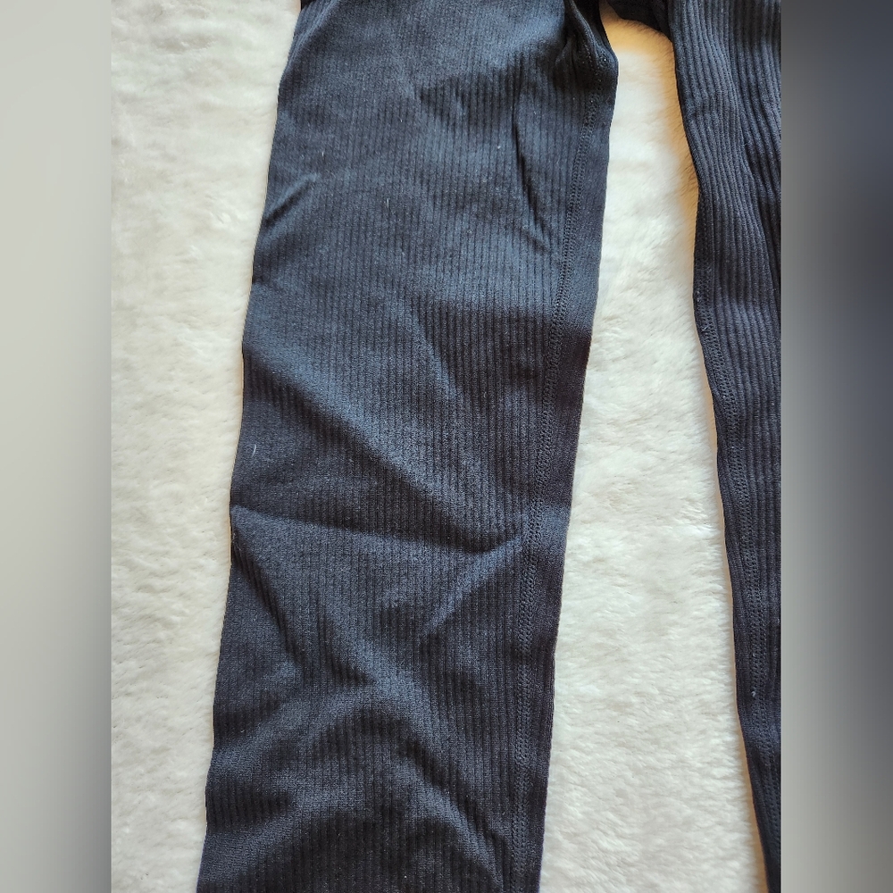 LIKE NEW Forever 21 Black Classic Ribbed Stirrup Leggings - Picture 2 of 7